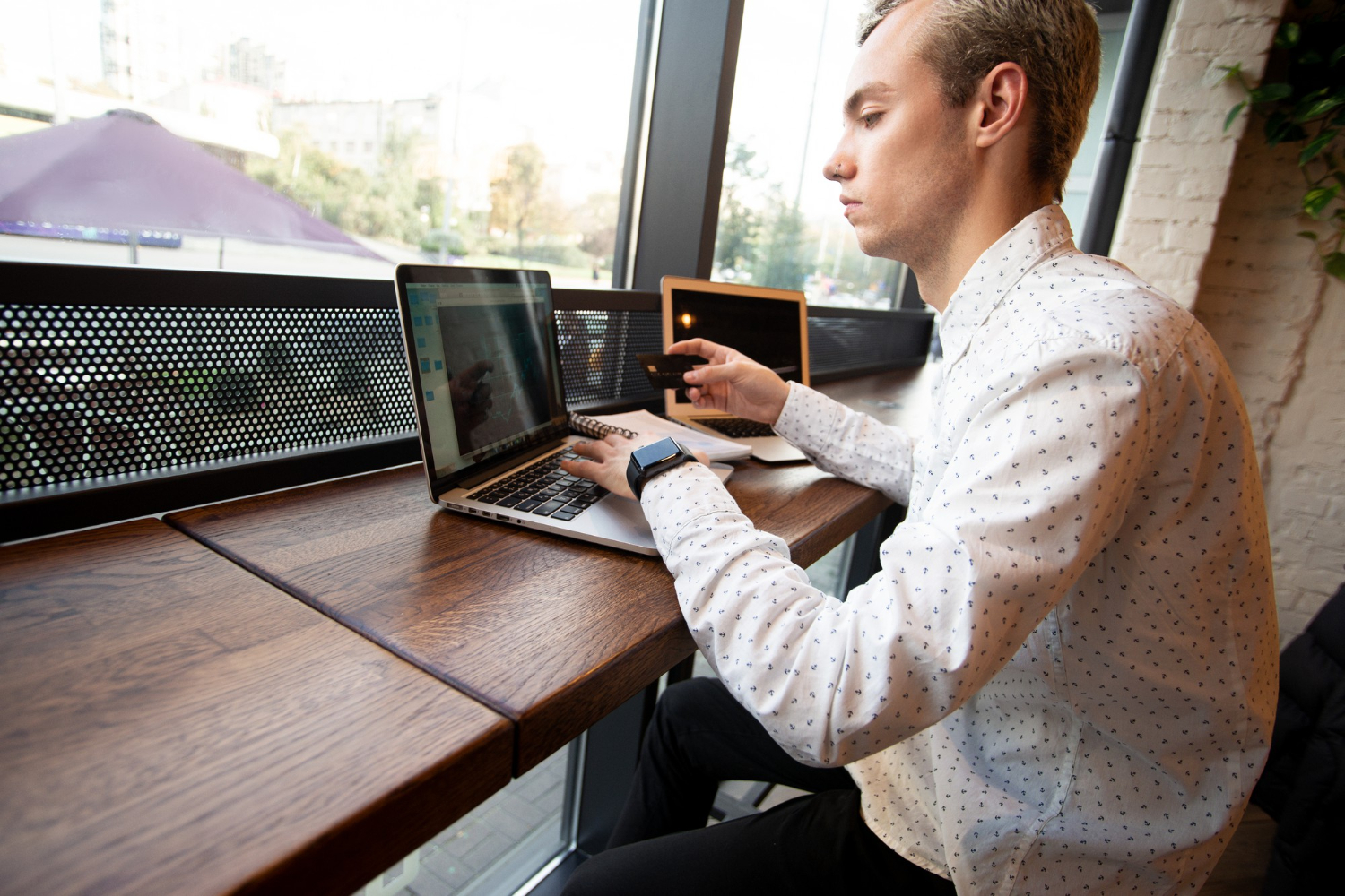 men write data from card to laptop